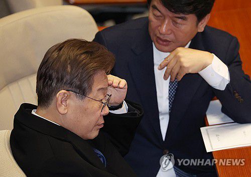 심각(서울=연합뉴스) 신준희 기자 = 더불어민주당 이재명 대표가 1일 국회 본회의장에서 동료 의원과 대화하고 있다. 2023.12.1 hama@yna.co.kr