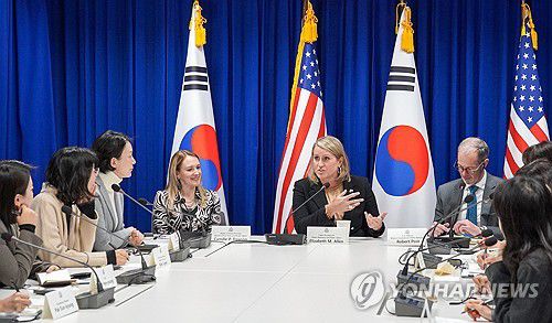 방한한 앨런 미 국무부 차관 "한국과 허위정보 대응 협력"(서울=연합뉴스) 엘리자베스 앨런 미국 국무부 공공외교 및 공보담당 차관이 1일 서울 용산구 주한 미국대사관 공보과에서 열린 한국여성기자협회와의 간담회에서 발언하고 있다. 2023.12.1 [주한 미국대사관 제공, 재판매 및 DB 금지] photo@yna.co.kr