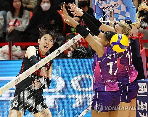 박정아 '블로킹 뚫었다'(광주=연합뉴스) 조남수 기자 = 1일 광주 서구 페퍼스타디움에서 열린 프로배구 V리그 여자부 페퍼저축은행과 흥국생명의 경기에서 페퍼저축은행 박정아가 공격하고 있다. 2023.12.1 iso64@yna.co.kr
