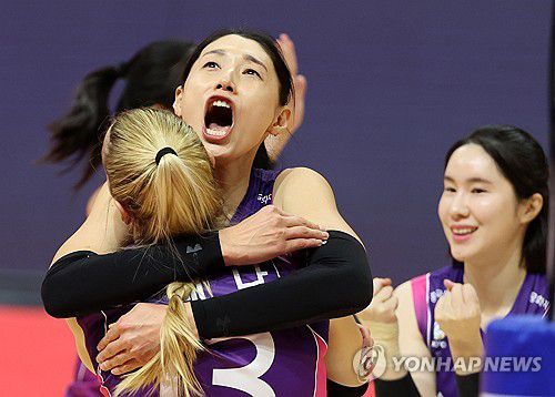 옐레나와 포옹한 김연경(광주=연합뉴스) 조남수 기자 = 1일 광주 서구 페퍼스타디움에서 열린 프로배구 V리그 여자부 페퍼저축은행과 흥국생명의 경기에서 흥국생명 김연경이 득점을 올린 옐레나를 얼싸안고 있다. 2023.12.1 iso64@yna.co.kr