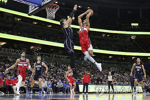 올랜도의 모리츠 바그너(왼쪽)의 슛블록[USA투데이=연합뉴스]