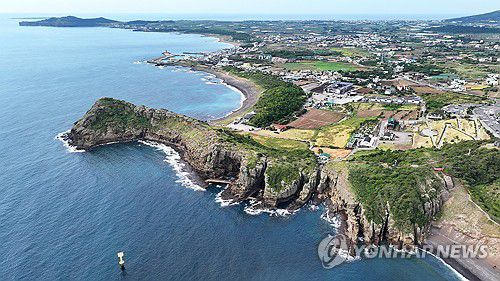 제주 산방산 용머리해안의　절경(서귀포=연합뉴스) 박지호 기자 = 2023 제주도 세계지질공원 산방산 용머리해안 지질트레일이 13일 오전 개막했다．　 　사진은　지질트레일이　열리는 제주 서귀포시 안덕면 사계리 용머리해안 일대의　모습. 2023.10.13 jihopark@yna.co.kr