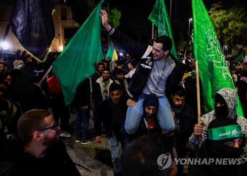 이스라엘 교도소서 풀려나 기뻐하는 팔' 수감자(라말라 로이터=연합뉴스) 이스라엘 교도소에서 풀려난 팔레스타인 수감자가 1일(현지시간) 요르단강 서안 라말라에서 목말을 탄 채 기뻐하고 있다. 팔레스타인 무장 정파 하마스가 전날 이스라엘 인질 8명을 석방한 가운데 이스라엘도 자국에 수감됐던 팔레스타인인 30명을 풀어줬다. 2023.12.01 besthope@yna.co.kr