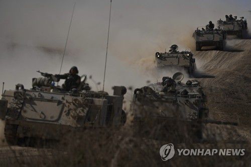 가자지구 전투 재개 선언한 이스라엘군(이스라엘 AP=연합뉴스) 이스라엘군이 1일(현지시간) 팔레스타인 무장 정파 하마스가 휴전 협정을 위반했다며 가자지구 전투 재개를 선언했다. 사진은 지난 10월 13일 가자지구 국경을 향해 달리는 이스라엘 장갑차. 2023.12.01 besthope@yna.co.kr