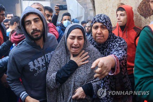 부상자 이송 지켜보며 울부짖는 가자지구 여성(라파 AFP=연합뉴스) 1일(현지시간) 가자지구 남부 라파 난민촌에서 이스라엘의 공습으로 다친 부상자들이 구급차로 이송되는 가운데 한 팔레스타인 여성이 울부짖고 있다. 이스라엘군은 이날 팔레스타인 무장 정파 하마스가 휴전 협정을 위반하고 자국을 공격했다며 가자지구에서 전투를 재개했다. 2023.12.01 besthope@yna.co.kr