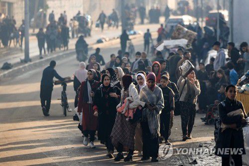'휴전 종료'에 따라 길게 늘어선 피난행렬(칸유니스 AFP=연합뉴스) 1일(현지시간) 이스라엘과 팔레스타인 무장 정파 하마스의 일시 휴전이 깨진 뒤 가자지구 남부 라파 주민들이 이스라엘의 공격을 피해 안전한 지역으로 대피하고 있다. 이스라엘은 이날 휴전 종료와 관련, 팔레스타인 무장 정파 하마스가 먼저 휴전 협정을 위반했다고 주장했다. 2023.12.01 besthope@yna.co.kr