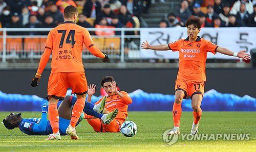강등을 피하기 위한 거친 대결(수원=연합뉴스) 김도훈 기자 = 2일 경기도 수원월드컵경기장에서 열린 프로축구 하나원큐 K리그1 2023 마지막 38라운드 수원 삼성과 강원FC 경기. 강원 서민우가 수원 아코스티를 태클로 저지하고 있다. 2023.12.2 superdoo82@yna.co.kr