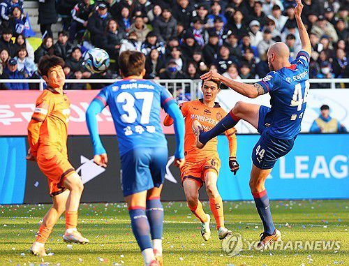 발리슛 시도하는 뮬리치(수원=연합뉴스) 김도훈 기자 = 2일 경기도 수원월드컵경기장에서 열린 프로축구 하나원큐 K리그1 2023 마지막 38라운드 수원 삼성과 강원FC 경기. 수원 뮬리치가 발리슛을 시도하고 있다. 2023.12.2 superdoo82@yna.co.kr