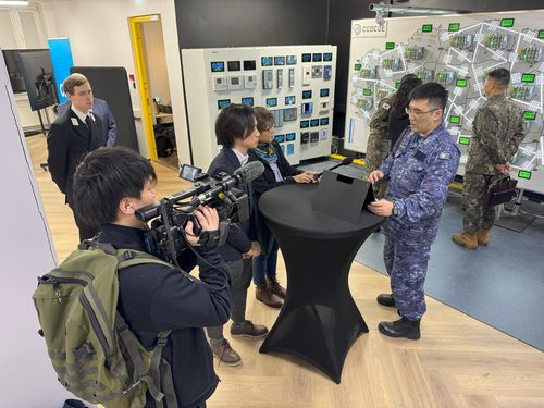 나토, 연합뉴스·아사히TV 등 각국 대표 매체 대상 '미디어데이'(탈린[에스토니아]=연합뉴스) 지난달 30일(현지시간) 에스토니아 탈린에 마련된 나토 사이버방어 연합훈련 '사이버 코얼리션 2023' 본부에서 열린 미디어데이 현장. 나토는 올해 한국, 일본, 미국, 우크라이나 등 주요 참가국을 대표하는 언론사 7곳을 초청했으며, 연합뉴스는 유일한 한국 매체로 초청 명단에 포함됐다. 2008년 훈련 개시 이래 한국 언론에 본부 현장이 공개된 건 이번이 처음이다. 2023.12.3 [나토 제공. 재판매 및 DB 금지]