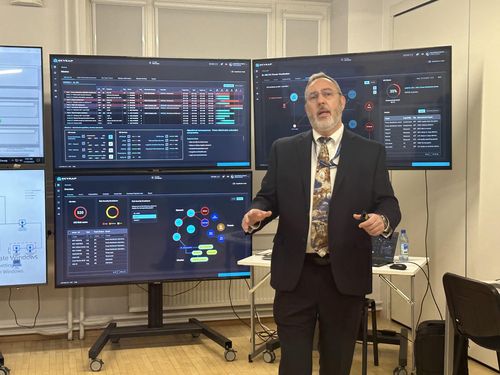 사이버방어 연합훈련 관련 설명하는 나토 관계자(탈린[에스토니아]=연합뉴스) 정빛나 특파원 = 지난달 30일(현지시간) 에스토니아 탈린에 마련된 북대서양조약기구(NATO·나토) 사이버방어 연합훈련 '사이버 코얼리션 2023' 본부에서 진행된 미디어데이 현장에서 나토 관계자가 취재진을 상대로 브리핑을 하고 있다. 2023.12.3 shine@yna.co.kr