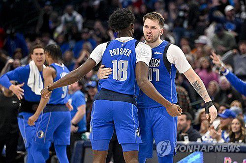 3일 오클라호마시티를 상대로 트리플더블을 달성한 댈러스 돈치치(오른쪽)[로이터=연합뉴스] Mandatory Credit: Jerome Miron-USA TODAY Sports