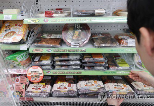 고물가에 뜨는 편의점 간편식 구독 서비스(서울=연합뉴스) 이재희 기자 = 월 이용료를 내면 편의점 특정 상품을 정해진 횟수만큼 할인된 가격에 구매할 수 있는 구독 서비스 이용이 늘고 있다. GS25, CU, 세븐일레븐 등의 편의점 구독 서비스는 올해 1∼5월 이용 건수가 지난해 같은 기간보다 2배 이상 오른 것으로 나타났다. 사진은 29일 서울의 한 GS25 편의점의 구독 서비스로 할인 구매 가능한 간편식들. 2023.5.29 scape@yna.co.kr