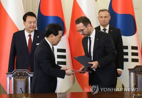 한·폴란드 무역투자촉진프레임워크 MOU(바르샤바=연합뉴스) 임헌정 기자 = 이창양 산업통상자원부 장관과 발데마르 부다 폴란드 경제개발기술부 장관이 지난 7월 13일(현지시간) 폴란드 바르샤바 대통령궁에서 윤석열 대통령과 안제이 두다 폴란드 대통령이 배석한 가운데 한·폴란드 무역투자촉진프레임워크(TIPF) 협정을 체결하고 있다.  2023.7.13 kane@yna.co.kr