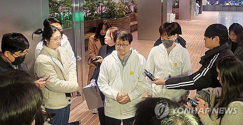 기자회견 하는 서승욱 크루유니언 위원장(성남=연합뉴스) 최현석 기자 = 서승욱 크루유니언 위원장이 4일 경기 성남시 카카오아지트에서 인적 쇄신과 크루(직원)의 경영쇄신 참여를 요구하며  기자회견을 하고 있다. 2023.12.4 harrison@yna.co.kr