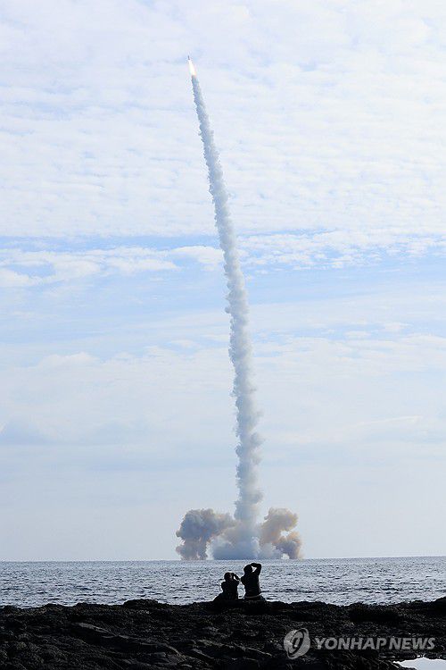 제주 해상서 고체연료 우주발사체 3차 시험발사(서귀포=연합뉴스) 박지호 기자 = 4일 오후 제주 서귀포시 예래동 앞바다에서 군 주도로 고체연료 우주발사체 3차 시험발사가 진행되고 있다. 2023.12.4 jihopark@yna.co.kr