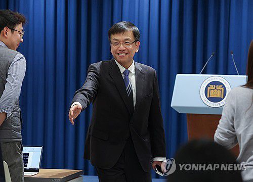 인사 나누는 최상목 기재부 장관 후보자(서울=연합뉴스) 진성철 기자 = 최상목 부총리 겸 기획재정부 장관 후보자가 4일 서울 용산 대통령실 청사에서 출입기자단과 인사를 나누고 있다. 2023.12.4 zjin@yna.co.kr