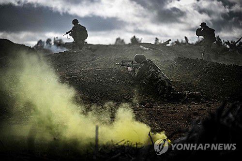훈련중인 우크라이나 병사들[AFP 연합뉴스 자료사진 재판매 및 DB 금지]