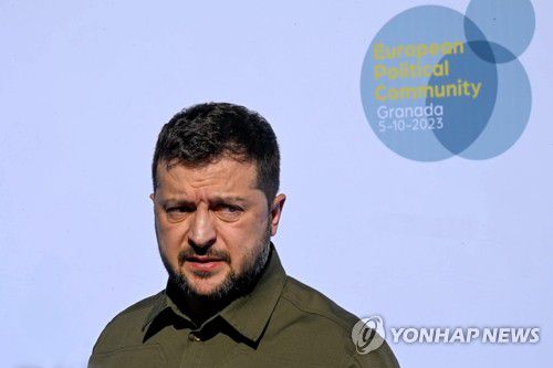 유럽정치공동체 정상회의 참석하는 젤렌스키볼로디미르 젤렌스키 우크라이나 대통령이 지난 10월 5일(현지시간) 유럽정치공동체(EPC) 정상회의가 열리는 스페인 그라나다에 도착한 모습. EPC는 러시아의 우크라이나 침공 이후 러시아를 고립시키고 범유럽 차원의 정치적 통합을 가속하기 위해 지난해 10월 출범했다. [EPA 연합뉴스 자료사진. 재배포 및 DB 금지]