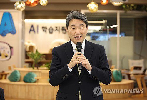 이주호 부총리 겸 교육부 장관이 지난달 29일 경남 창원시 마산신월초등학교에 위치한 AI 학습지원센터를 방문해 인사말을 하고 있다. [교육부 제공. 연합뉴스 자료사진. 재판매 및 DB 금지]