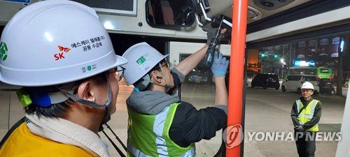 SKT, 시내버스 무료 와이파이 5G로 전환(서울=연합뉴스) SKT가 과학기술정보통신부와 NIA(한국지능정보사회진흥원)가 주관한 버스 공공와이파이 5G 전환 사업의 2, 3차 사업을 맡아 전국 16여개 지자체의 시내버스 와이파이 장비 구축을 12월 초 완료했다고 밝혔다. 사진은 SKT 직원들이 버스 와이파이 중계기를 구축하는 모습. 2023.12.5 [SK텔레콤 제공. 재판매 및 DB 금지] photo@yna.co.kr