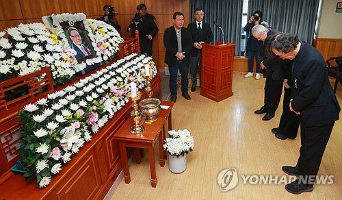 영화계 거장 고 김수용 감독 추모(서울=연합뉴스) 진연수 기자 = 5일 서울 종로구 서울대학교병원 장례식장에서 열린 고 김수용 감독 영결식에서 정지영, 이장호 장례위원장이 헌화하고 있다. 2023.12.5 jin90@yna.co.kr