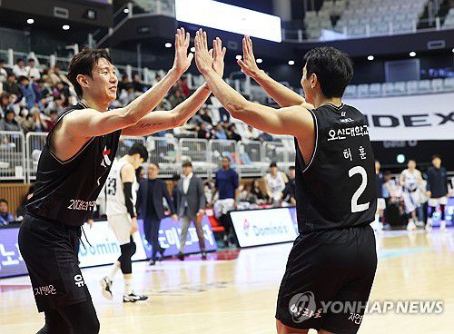 KT 승리(수원=연합뉴스) 홍기원 기자 = 5일 경기도 서수원칠보체육관에서 열린 프로농구 수원 KT 소닉붐과 고양 소노 스카이거너스의 경기. 86-81로 승리한 KT 선수들이 기뻐하고 있다. 2023.12.5 xanadu@yna.co.kr