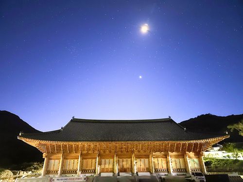 건물 공사가 끝난 호국 대성전 야경[사진/백승렬 기자]