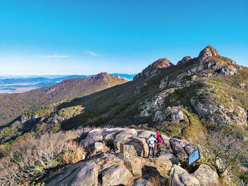 두륜산 주요 봉우리들. 두륜봉, 가련봉, 노승봉이 보인다.[사진/백승렬 기자]