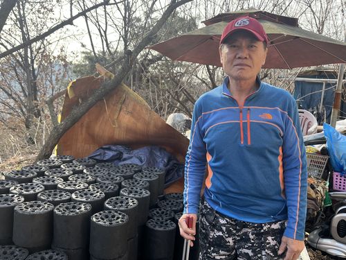 서울연탄은행으로부터 연탄 기부받은 서울 노원구 상계동 주민 임도섭(66)씨[촬영 김정진]