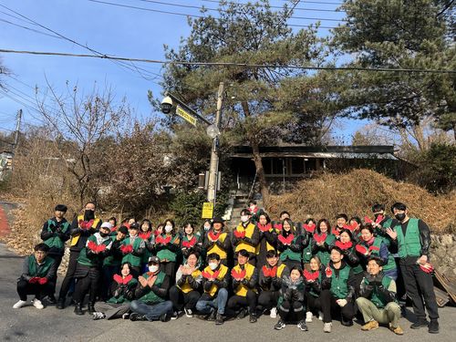 서울연탄은행 자원봉사자들(서울=연합뉴스) 김정진 기자 = 5일 오전 서울 노원구 상계동 마을에 서울연탄은행 자원봉사자들이 연탄 배달에 앞서 단체사진을 촬영하고 있다. 2023.12.5 stopn@yna.co.kr