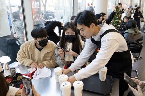 'FC서울 팬밋업'에서 음료 서빙하는 백상훈 선수[티몬 제공. 재판매 및 DB금지]