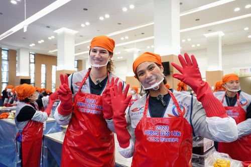 김장 행사 참가한 외국인 선수들프로배구 여자부 한국도로공사의 외국인 선수 반야 부키리치(왼쪽)와 타나차 쑥솟이 5일 경북 김천 한국도로공사 본사에서 이웃들에게 전달할 김장을 한 뒤 포즈를 취하고 있다. [한국도로공사 제공. 재배포 및 DB 금지]