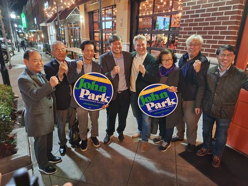 美 조지아주 첫 아시아계 시장에 한인 존 박 시의원 당선(애틀랜타=연합뉴스) 이종원 통신원 = 지난 5일(현지시간) 미국 조지아주 브룩헤이븐시 시장 선거 결선 투표에서 한국계 미국인 존 박(한국명 박현종) 브룩헤이븐시 전 시의원이 아시아계로는 처음으로 시장에 당선됐다. 박 당선인(왼쪽 네번째)이 지지자들과 함께 기뻐하고 있다.