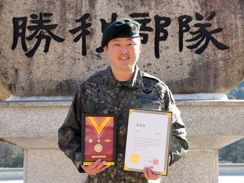 대한적십자사로부터 '명예대장' 받은 최 상사[육군 15사단 제공. 재판매 및 DB 금지]
