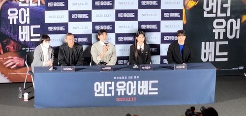 '언더 유어 베드' 시사회(서울=연합뉴스) 이영재 기자 = 일본의 사부 감독(왼쪽에서 두 번째)이 6일 용산의 한 영화관에서 열린 '언더 유어 베드' 시사회에 참석했다. 2023.12.6. ljglory@yna.co.kr (끝)