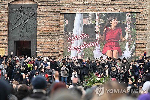 체케틴 장례식에 참석한 추모객들(파도바 AFP=연합뉴스) 5일(현지시간) 이탈리아 동북부 파도바의 산타 주스니타 대성당에서 전 남자친구에게 살해당한 22세 여대생 줄리아 체케틴의 장례식이 거행됐다. 약 1만명의 추모객이 몰려 안타까운 죽음을 애도했다. 2023.12.05 photo@yna.co.kr
