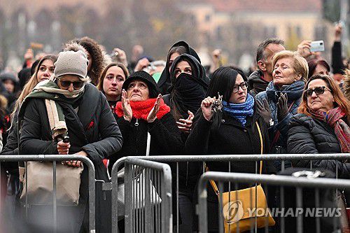 체케틴 장례식에 모인 추모객(파도바 AFP=연합뉴스) 5일(현지시간) 이탈리아 동북부 파도바의 산타 주스니타 대성당에서 전 남자친구에게 살해당한 22세 여대생 줄리아 체케틴의 장례식이 거행됐다. 추모객들이 성당 밖에서 야외 스크린으로 장례식을 지켜보고 있다. 2023.12.05 photo@yna.co.kr