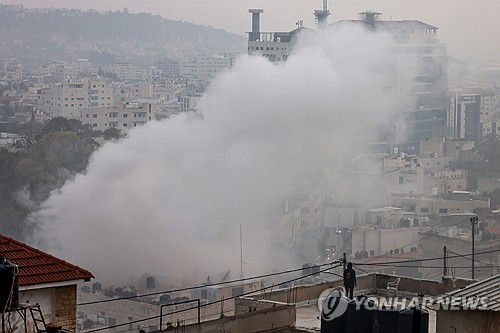 5일(현지시간) 요르단강 서안 제닌의 난민촌에 연기가 피어오르고 있다.[AFP=연합뉴스]