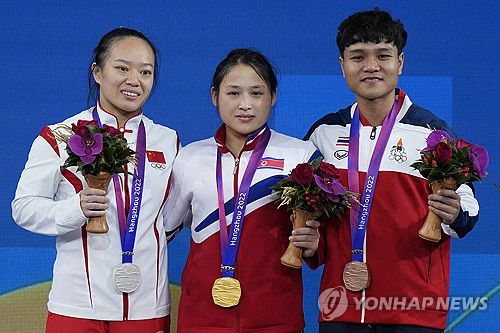 항저우 아시안게임 여자 역도 49㎏급 메달리스트[AP=연합뉴스 자료사진]