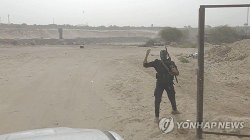 전쟁 전 알마와시 지역에서 군사훈련을 하는 하마스 무장대원의 모습[AP 연합뉴스 자료사진. 재판매 및 DB 금지]