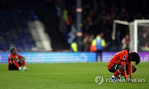 고개 숙인 루턴 타운 선수들[로이터=연합뉴스]