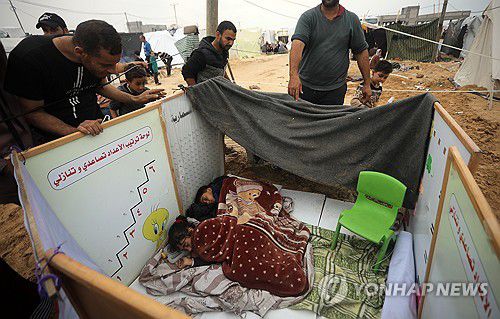 칸 유니스에서 라파로 피란한 어린이들을 위해 임시피란처를 만드는 어른들[UPI 연합뉴스 자료사진. 재판매 및 DB 금지]