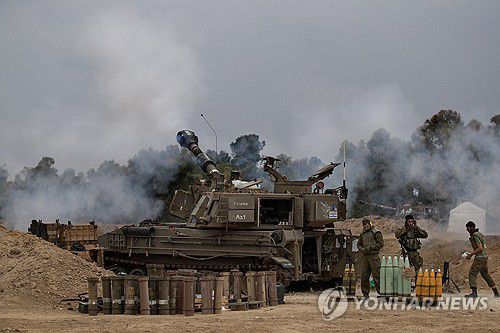 5일(현지시간) 가자지구 향해 자주포 쏘는 이스라엘군[UPI=연합뉴스]
