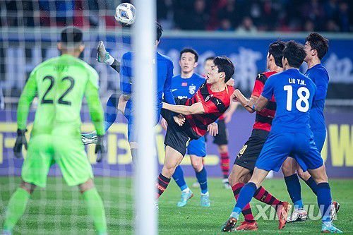 우한 전에서 슛을 시도하는 포항 이호재[신화=연합뉴스]