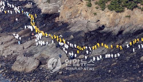 기름 제거하는 자원봉사자들 인간띠[연합뉴스 자료사진]
