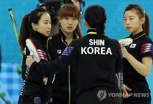 <올림픽> 작전 상의하는 한국 컬링팀(소치=연합뉴스) 홍해인 기자 = 소치 동계올림픽 여자 컬링 대표팀이 12일 오후(현지시간) 러시아 소치 해안 클러스터 올림픽 파크 내 아이스 큐브 컬링 센터에서 열린 스웨덴과의 경기에서 작전을 상의하고 있다. 사진 왼쪽부터 김지선, 김은지, 신미성, 이슬비. 2014.2.12 hihong@yna.co.kr