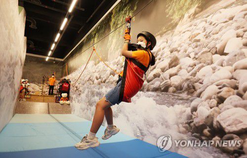 계곡 고립 탈출은 이렇게(오산=연합뉴스) 2022년 8월 3일 오산시에 있는 '경기도 국민안전체험관'을 찾은 어린이가 집중호우 등으로 인한 물놀이 안전사고 예방을 위해 계곡 고립 탈출 체험을 하고 있다. 2022.8.3 [연합뉴스 자료사진. 재판매 및 DB 금지]