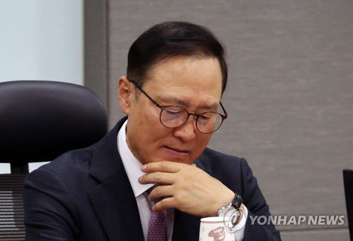 김진표 국회의장 인사말 듣는 홍영표 의원(서울=연합뉴스) 하사헌 기자 = 더불어민주당 홍영표 의원이 17일 오전 서울 여의도 국회 의원회관에서 열린 'AI공공행정 도입방안 모색 포럼'에서 김진표 국회의장 인사말을 듣고 있다. 2023.4.17 toadboy@yna.co.kr