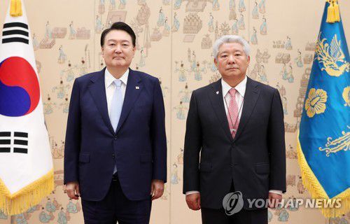 윤석열 대통령, 김홍일 국민권익위원장 임명장 수여(서울=연합뉴스) 임헌정 기자 = 윤석열 대통령이 지난 7월 3일 서울 용산 대통령실 청사에서 김홍일 국민권익위원장에게 임명장을 수여한 뒤 기념촬영을 하고 있다 [대통령실통신사진기자단] kane@yna.co.kr