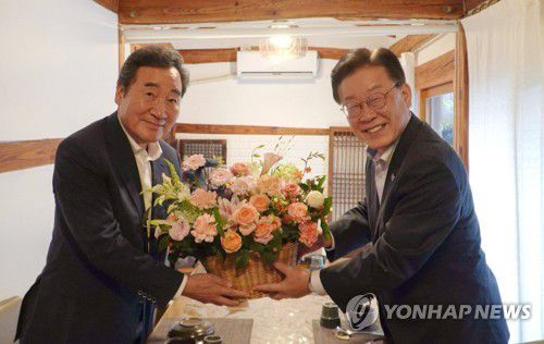 이재명·이낙연 만찬 회동(서울=연합뉴스) 더불어민주당 이재명 대표와 이낙연 전 대표가 28일 서울 모처에서 만찬 회동을 하며 기념촬영을 하고 있다. 2023.7.28 [더불어민주당 제공. 재판매 및 DB금지] uwg806@yna.co.kr